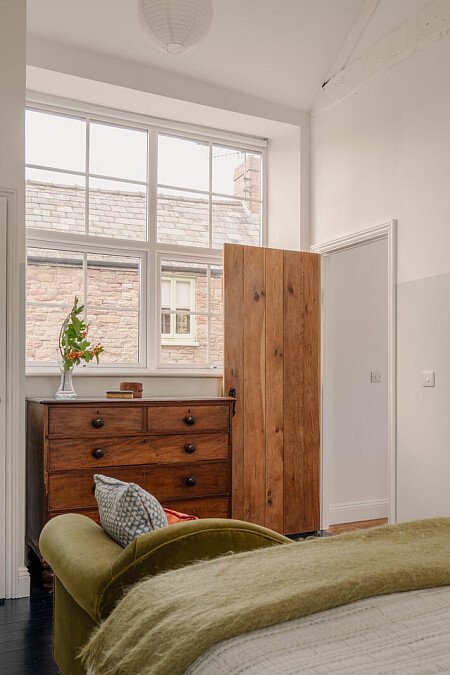 bedroom, vaulted ceilings, blue room