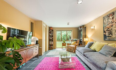 Location Creation:Henley House RG9:TV room 3