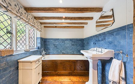 Location Creation:Lake House:bath 2