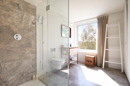 Location Creation:Chiswick Dock: bathroom 2