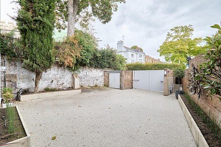 Location Creation:Chiswick Dock:drive