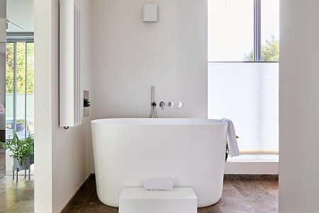 Location Creation:Chiswick Dock:master bathroom
