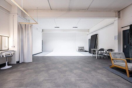 photography-studio-hire-London-69_drops_studios-0932-scaled (2)