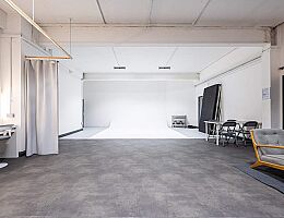 photography-studio-hire-London-69_drops_studios-0932-scaled (2)