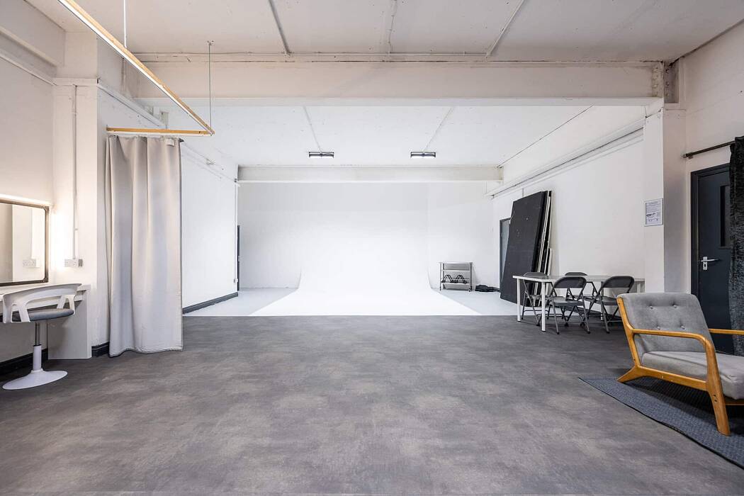 photography-studio-hire-London-69_drops_studios-0932-scaled (2)