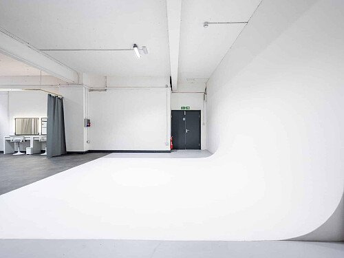 photography-studio-hire-London-69_drops_studios-0911-scaled (1)