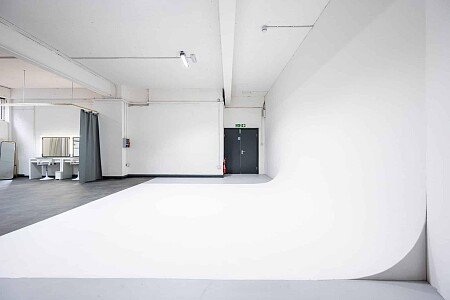 photography-studio-hire-London-69_drops_studios-0911-scaled (1)