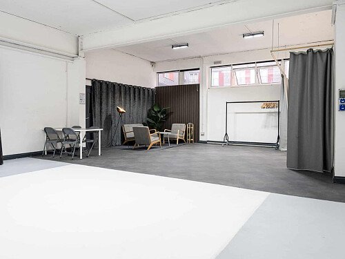 photography-studio-hire-London-69_drops_studios-0914-scaled (1)