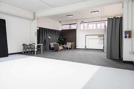 photography-studio-hire-London-69_drops_studios-0914-scaled (1)