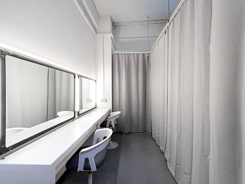 photography-studio-hire-London-69_drops_studios-0922-scaled (1)