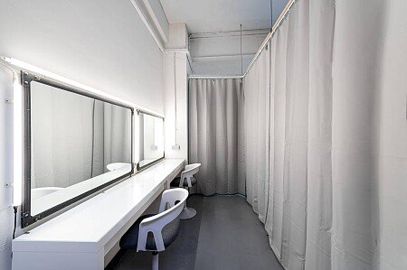 photography-studio-hire-London-69_drops_studios-0922-scaled (1)