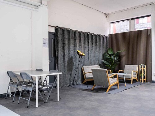 photography-studio-hire-London-69_drops_studios-0905-scaled (1)