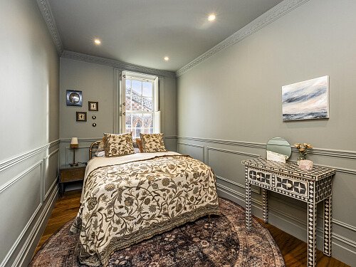 New Church Road, 77-010