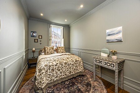 New Church Road, 77-010