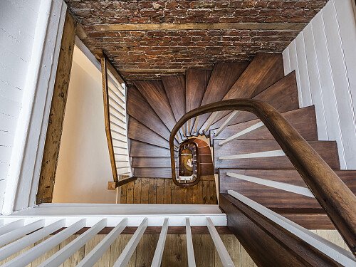 W_Boss_Looking_Down_Stairs