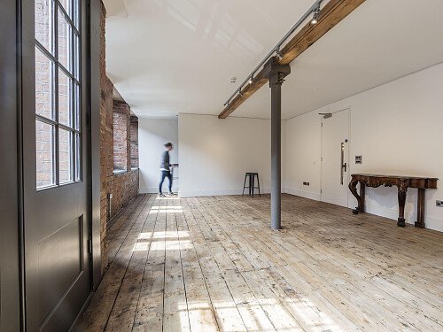 W_Boss_Lounge_towards_Store