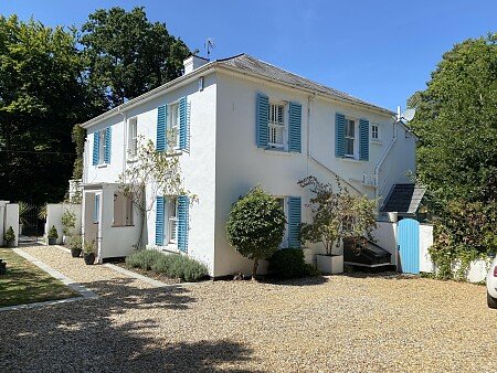 02_FrontOfHouse_wide