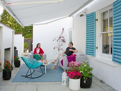 017_OutsideSittingRoom_withpeople