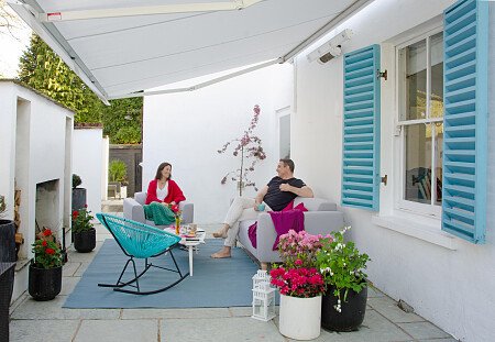 017_OutsideSittingRoom_withpeople