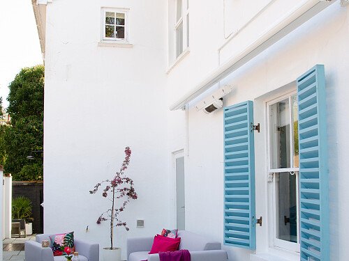 018_OutsideSittingRoom