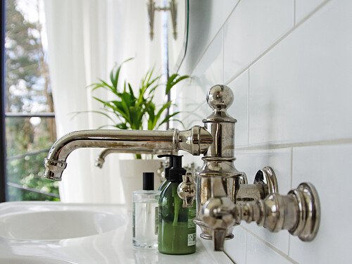 034_GreenBathroom_taps