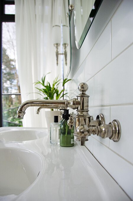 034_GreenBathroom_taps