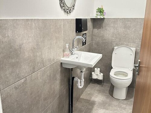 CD45B66B-246C-436A-B503-365923409A17_1_105_c