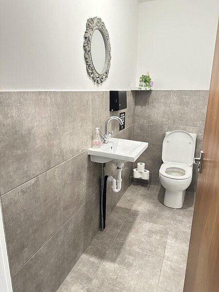 CD45B66B-246C-436A-B503-365923409A17_1_105_c