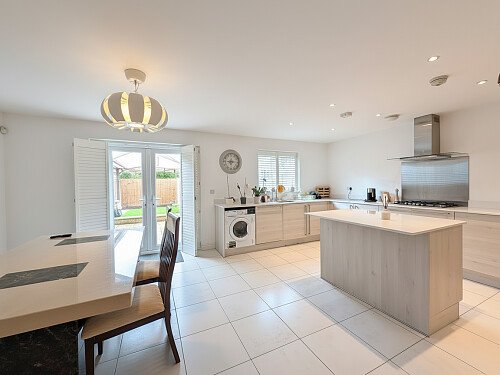 E941CB2E-8E9D-49B6-844C-691EF70FC065